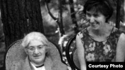 Лидия Корнеевна Чуковская (1907—1996) с дочерью Еленой в Переделкино. 1968 год. [Фото — <a href="http://www.chukfamily.ru" target=_blank>«Семья Чуковских»</a>]