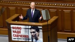 Жо Байден  украин парламенти - Жогорку Радада сөз сүйлөп жатат. 8-декабрь, 2015-жыл