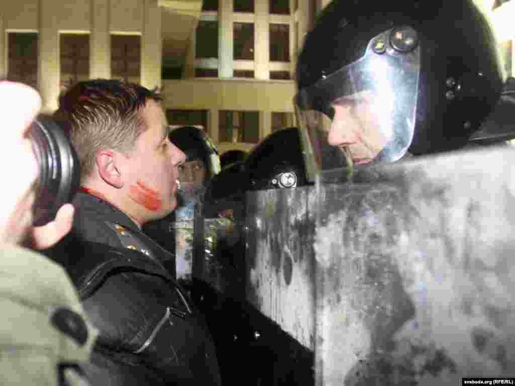 Wakada howpsuzlyk güýçleri dürre taýaklar bilen adamlary ýençdiler we ýüzlerçe adamy tussag etdiler.