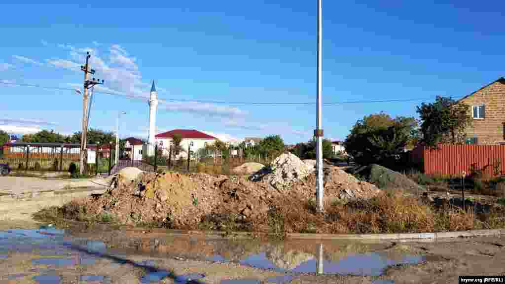 Калюжа на тлі мечеті в мікрорайоні &laquo;Борчок&#39;рак-Фонтани&raquo;