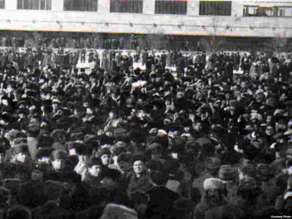 Желтоксон окуялары, 1986-жыл, декабрь - Демонстрация казахской молодежи на площади Брежнева, ныне площадь Республики. Алматы, декабрь 1986 года. (Фотокопия из центрального государственного архива Алматы.)