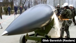 На фото – ракета X-22 під час знищення в селі Озерне за 150 кілометрів від Києва, листопад 2002 року. Україна знищила всі ракети такого типу, Росія нині використовує їх для атаки обʼєктів інфраструктури