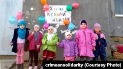 Tintüvlerden soñ apiske alınğan qırımtatarlarnıñ balaları. Qırım, 2019 senesi martnıñ 29-ı