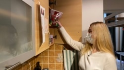 Попри відсутність дефіциту на продукти, пакетик гречки Вікторія, про всяк випадок, тримає