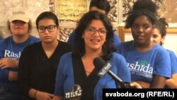 Конгресске ат салышып жаткан Рашида Тлаиб.