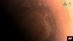 Кытайдын  "Tianwen-1" деп аталган аппараты менен сүрөткө алынган Марс.  