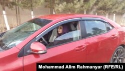 زهرا بانوی راننده موتر در شهر شبرغان 