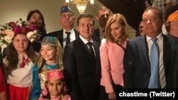 Ukrainian President Volodymyr Zelenskiy (center) and his wife, Olena Zelenska, meet with representatives of the Ukrainian diaspora in the United States in New York on September 23.