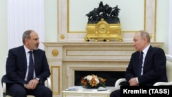 Премьер-министр Армении Никол Пашинян (слева) и президент России Владимир Путин. Апрель 2021 года