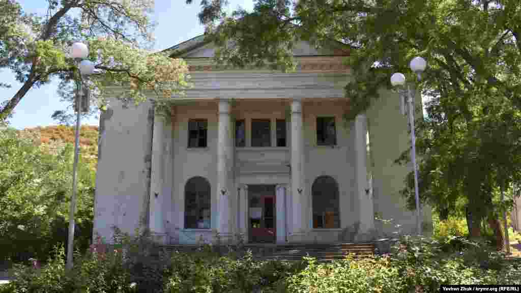 Назву селищу дала Севастопольська ГРЕС &ndash; державна районна електростанція. Тут можна на деякий час легко переміститися в минуле і побачити старовинну архітектуру і клуб, який може за багатством архітектури позмагатися із закладами культури центру міста