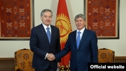 Сироҷиддин Аслов (аз чап) ва Алмосбек Отамбоев