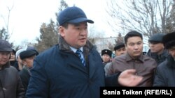 Прокурор города Актау Талгат Алибаев на встрече с рабочими Oil Construction Company. Актау, 23 декабря 2014 года.