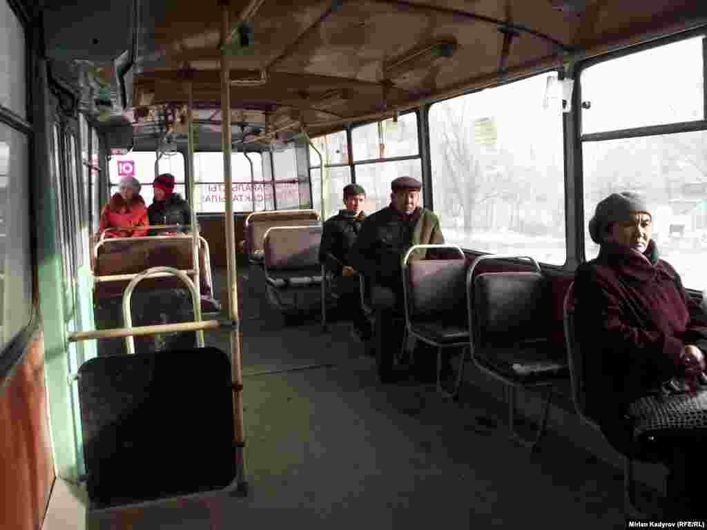 Троллейбустун ар бир каттамына 15-20дай жүргүнчү түшөт.&nbsp;Айдоочулардын айтымында, айрым убактарда эки тарапка тең каңгырап бош барып келген учурлар болот. Айдоочуларга бир күндө 10 каттам жүрүп, 800 сом чогултуу планы жүктөлгөн.