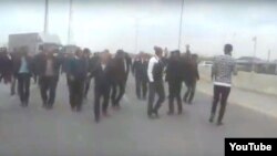 Şikayətçilər yolu bağlayıblar.