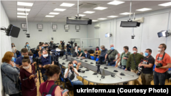 Журналісти перед початком пресконференції Антона Родненкова й Івана Кравцова, 8 вересня 2020 року