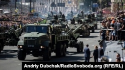 Військова артилерія проїздить Хрещатиком