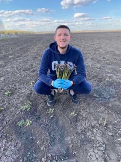 Світлан Федченко із першим урожаєм спаржі, посадженої ним