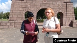 Бүажар Калматова комплекстин кызматкери менен.