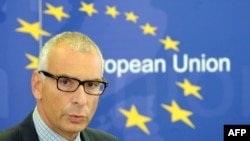 Stefano Sannino a fost reținut în același timp cu Mogherini.