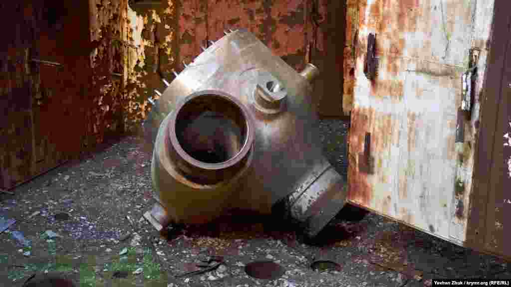 У Криму багато недобудованих об&#39;єктів, серед яких заводи, санаторії, підземний командний пункт Чорноморського флоту&nbsp;&ndash; &laquo;об&#39;єкт №221&raquo;, але один з найзнаменитіших серед них &ndash; атомна електростанція у Щолкіно. Сьогодні це популярний туристичний об&#39;єкт, але його вже розбирають на будматеріали