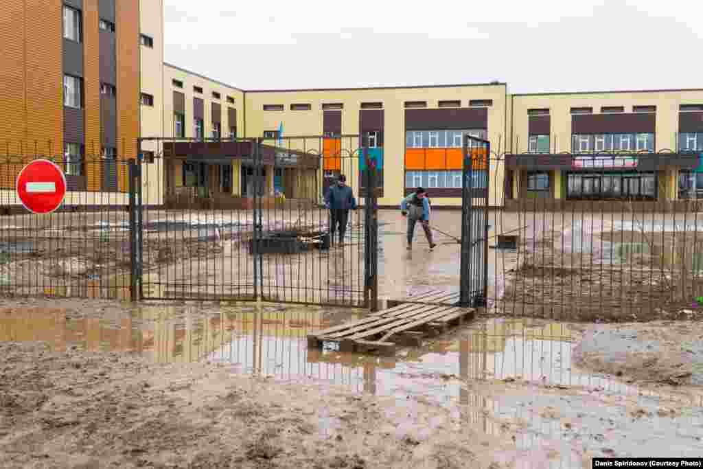 Вход в школу № 49. Уральск, март 2020 года.