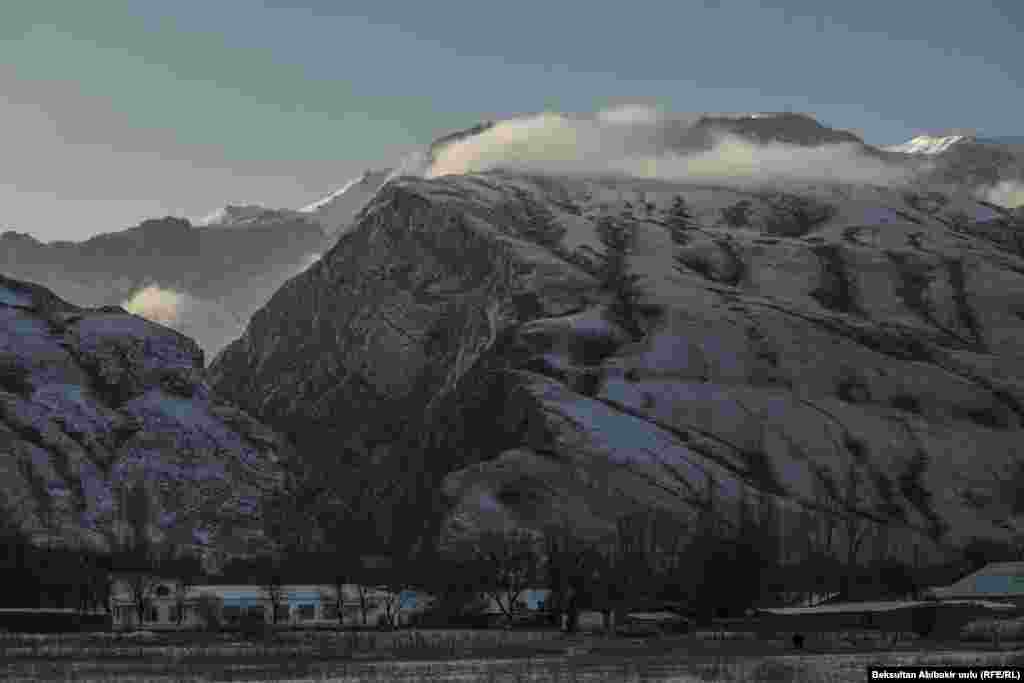 Ат-Башы ГЭСи турган жер да тоого жакын жайгашкан.&nbsp;