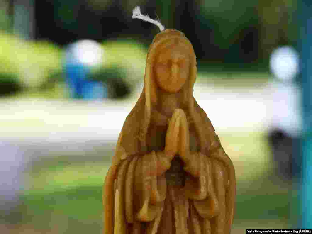 Популярні фігурки та свічки із бджолиного воску