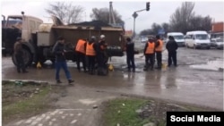 Чүйдө жол оңдоп жаткан жолчулар. 