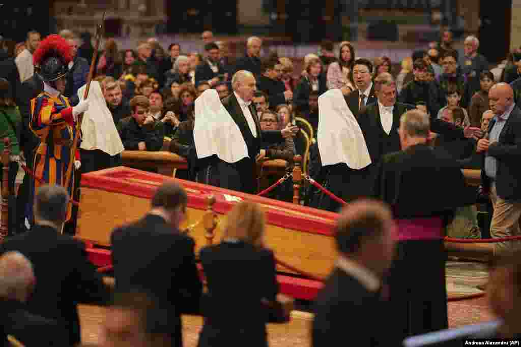 Прощання триватиме до 19:00 п’ятниці 25 квітня, а о 20:00 відбудеться обряд закриття труни