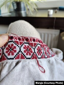 Рэканструкцыя аздабленьня каўняра мужчынскай сарочкі зь вёскі Чамярын Пінскага раёну