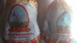 Azatlyga 'azyk bolçulygyny' mazamlaýan ýasama towukly, satyjysyz tekjeleriň suratlary gelip gowuşdy