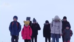Нарын: В зимнюю стужу школьники пешком добираются до школы