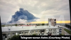 Самара облусунда Куйбышев атындагы мунай иштетүүчү ишканада дрон чабуулунан кийин өрт чыкты. 28-август, 2025-жыл.