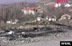 Аламүдүн капчыгайындагы жол кырсыгы болуп, автоунаалар күйүп кетти делген жер, 2009-жылдын 13-марты.