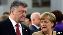 Германиянын канцлери Ангела Меркел (оңдо) Украинанын президенти Петро Порошенко менен сүйлөшүүдө. Рига. 22-май 2015