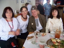 Любов Хомчак (ліворуч) у кулуарах фестивалю «Книжкова толока»