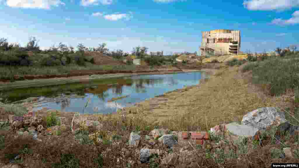 Пересохлий ставок перед корпусом реактора АЕС, відділений від озера невеликою перемичкою