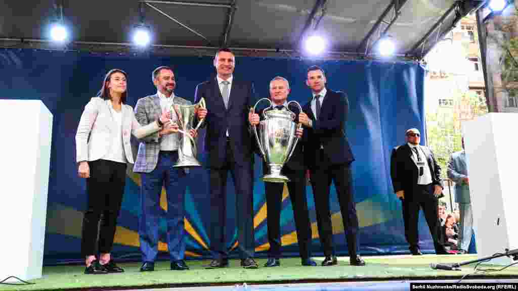 Посол жіночої Ліги чемпіонів, гравець національної жіночої збірної України Ія Андрущак, президент ФФУ Андрій Павелко, мер Києва Віталій Кличко, віце-президент УЄФА Григорій Суркіс, український футболіст, головний тренер збірної України з футболу Андрій Шевченко під час церемонії передачі Кубків Ліги чемпіонів УЄФА місту Києву