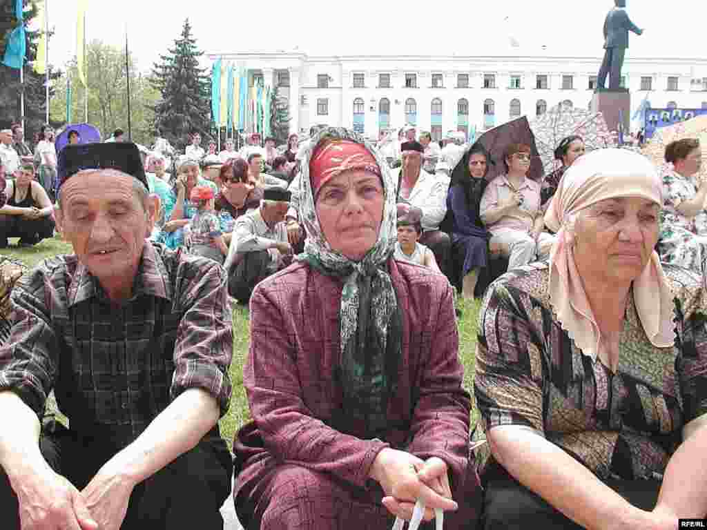 Украинада Кырым татарларның сөргенгә җибәрелүe искә алына. 18 май 2007 ел