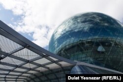 Шар "Нур Алем" на территории EXPO-2017, где расположился международный финансовый центр "Астана".