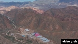 База строителей в горах Кыргызстана, строящих железную дорога, которая соединит страну с Китаем