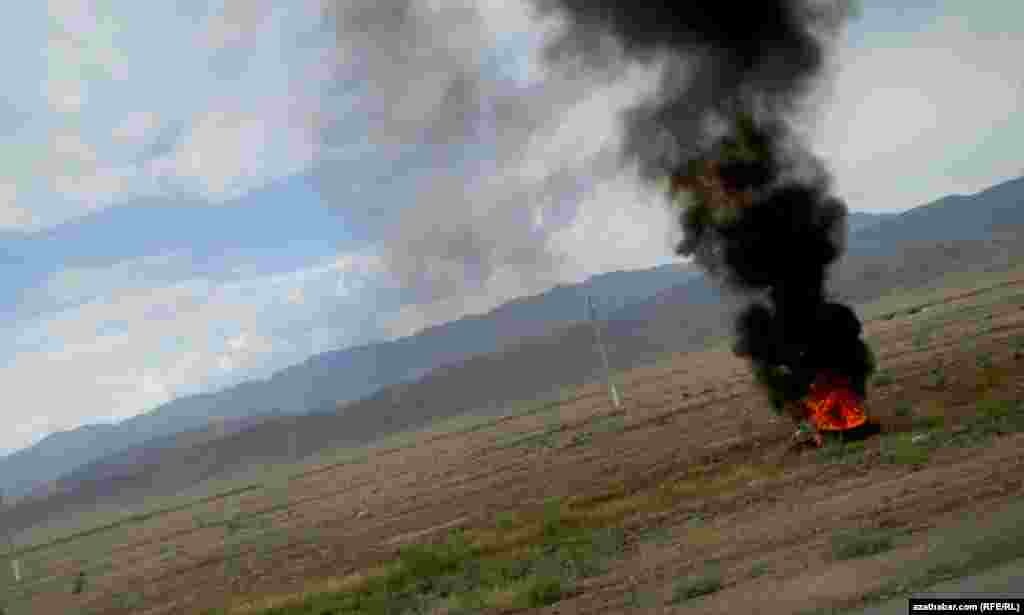 Baharly-Aşgabat magistral ýolunyň ugrunda dörän ýangyn.