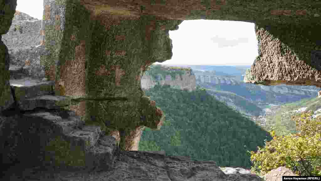 Зараз на Мангуп ведуть три стежки, одна з яких &ndash; &laquo;Жіноча&raquo; &ndash; простягається яром Табана-Дере (Шкіряний яр), повз зовнішню оборонну стіну і стародавнє караїмське кладовище. Стіна являла собою в період розквіту Мангупа величезну споруду з 18 баштами і прикривала місто з боку ярів