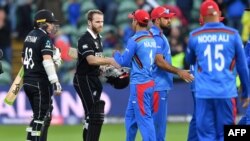 یک تصویر از بازیکنان تیم‌های ملی کریکت افغانستان و نیوزیلند