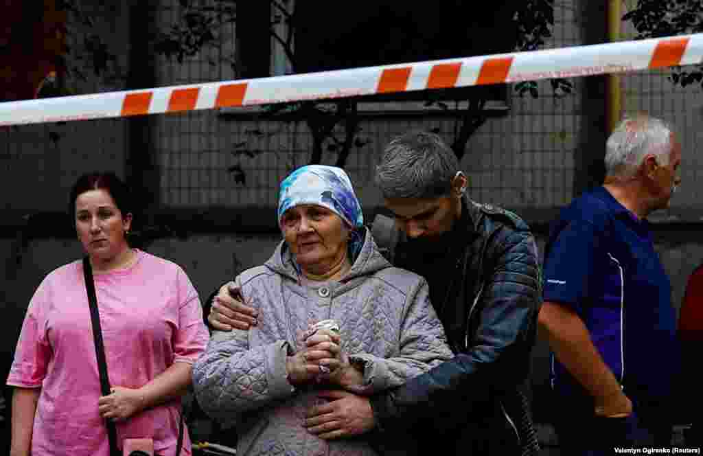 На фото: Катерина з сином. Жінка розповіла кореспондентам Радіо Свобода, що вона разом із сім’єю проживала у квартирі, яка розташована у зруйнованому під’їзді. Під завалами, каже, – двоє її дітей та двоє онуків