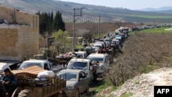 Колонна беженцев из Африна в последние дни была особенно многолюдной. 12 марта 2018