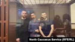 Абубакар Ризванов, Кемал Тамбиев, Абдулмумин Гаджиев в зале суда (архивное фото)