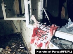 بیرق طالبان در محل حمله مهاجمانی‌که داعش مسئولیت آن را به عهده گرفته است.