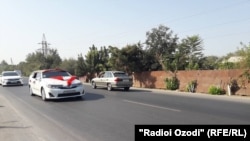 Жаш жубайларды салган машине. Тажикстан