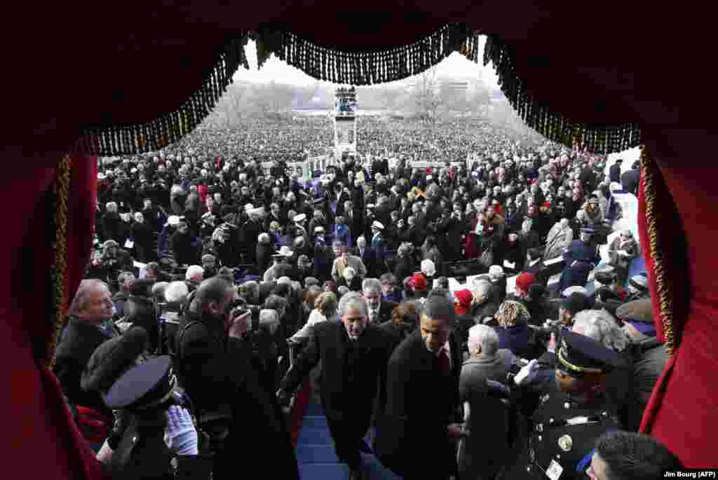 Президент Барак Обама ант бергенден кийин мурдагы президент Жорж Буш менен кетип баратат. Капитолий, 20-январь, 2009-жыл. 44-президент Обама эки мөөнөт Комшо Штаттарды жетектеди. &nbsp;